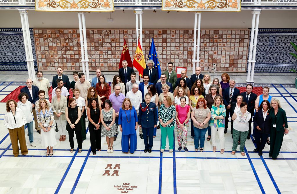 La Princesa de Asturias, junto a los diputados y el personal de la Asamblea Regional de Murcia, tras haber recibido la Medalla de Oro del parlamento autonómico.
