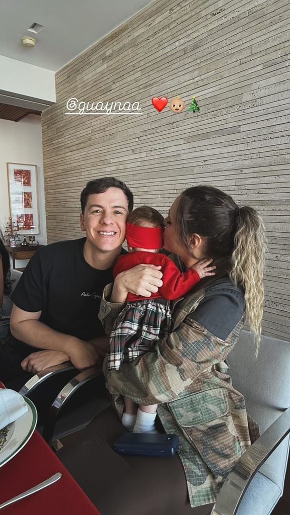 Lele Pons y Guaynaa acudieron al festejo con su pequela hija Eloísa.