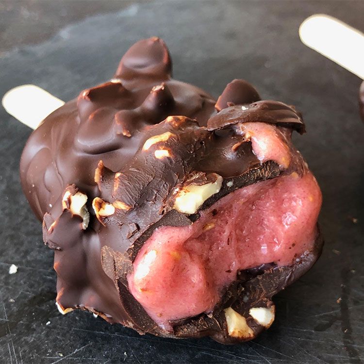 Polos de chocolate, frambuesa y plátano
