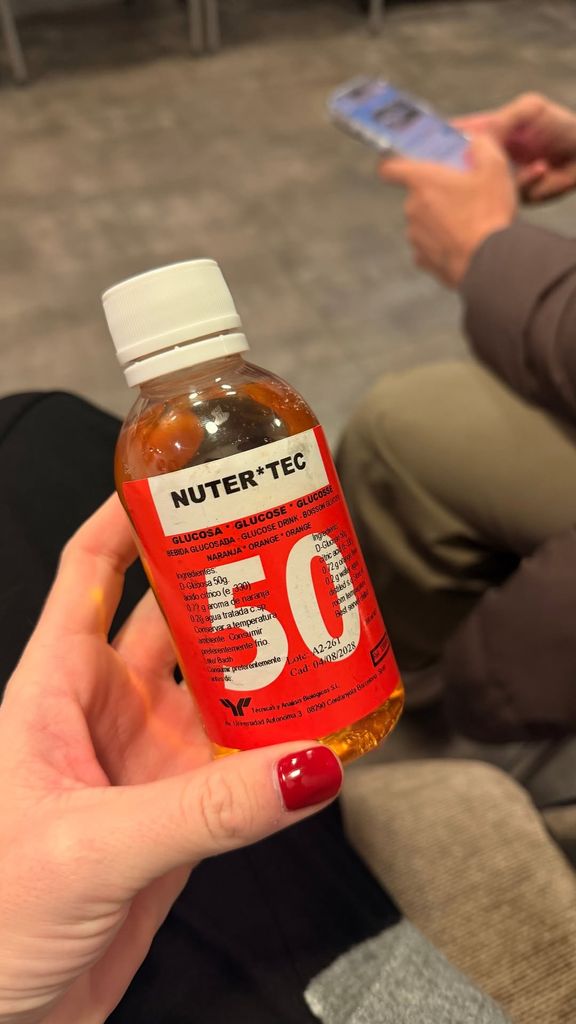 Marta muestra el bote de glucosa que debe beberse