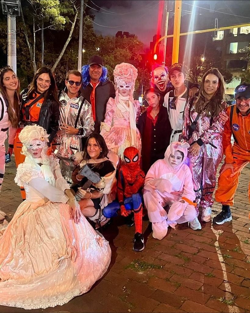 Shakira y su equipo salieron a pedir dulces a las calles de Bogotá
