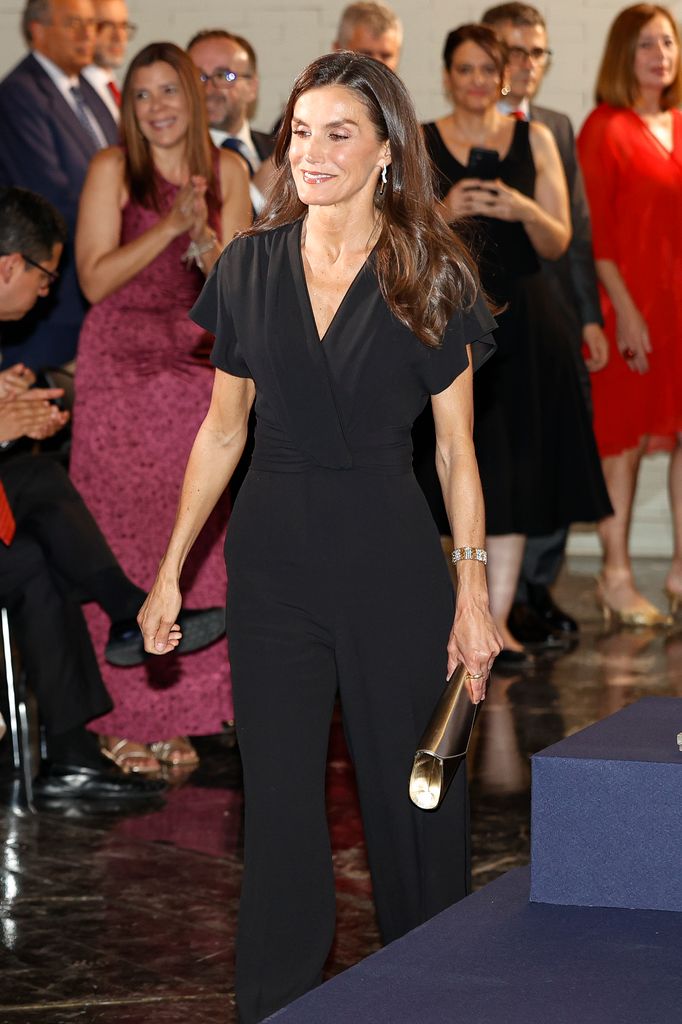 La reina Letizia con mono negro