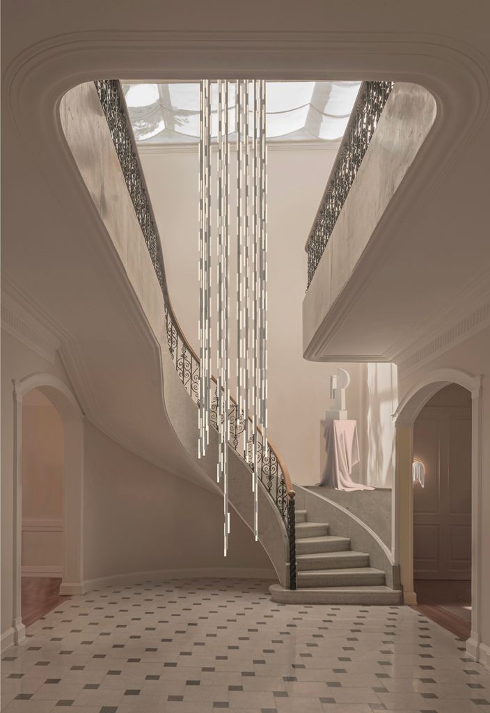 Vista de la lámpara Hail Chandelier en el atrio central del showroom de Diez Company, en Ciudad de México. 