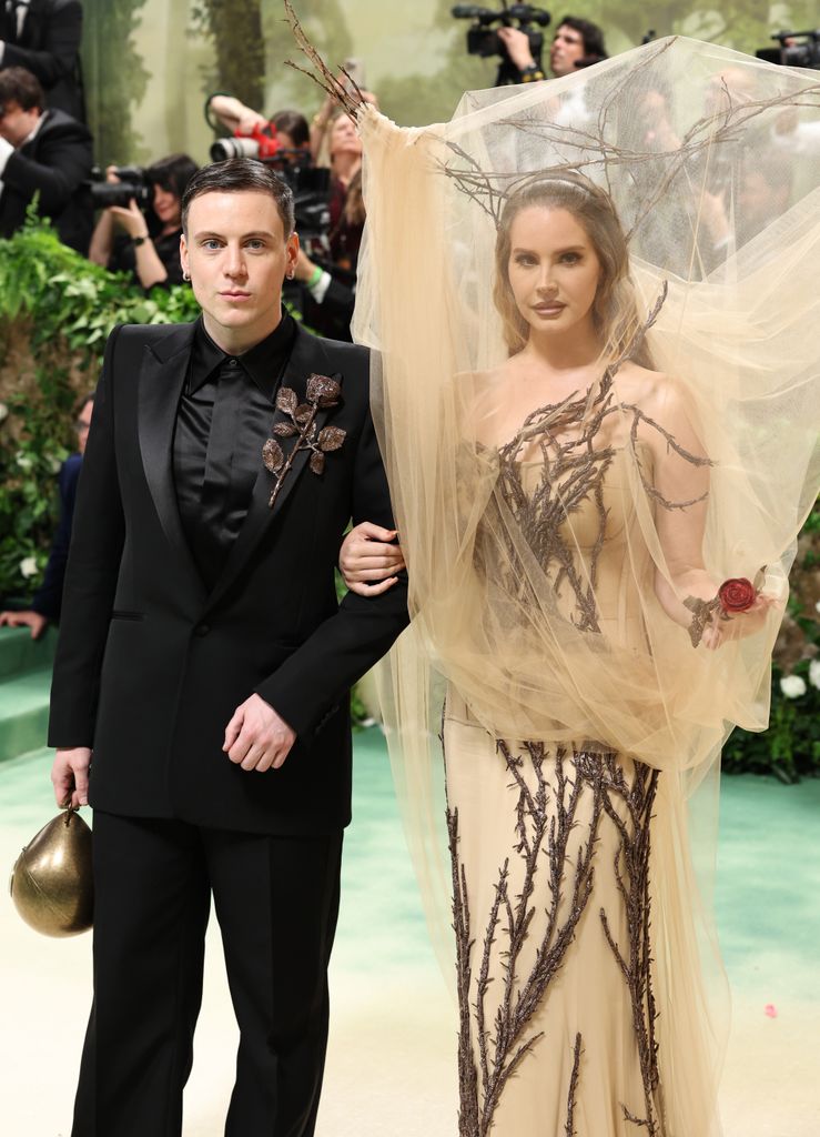 Seán McGirr junto a Lana Del Rey en la Met Gala 2024.