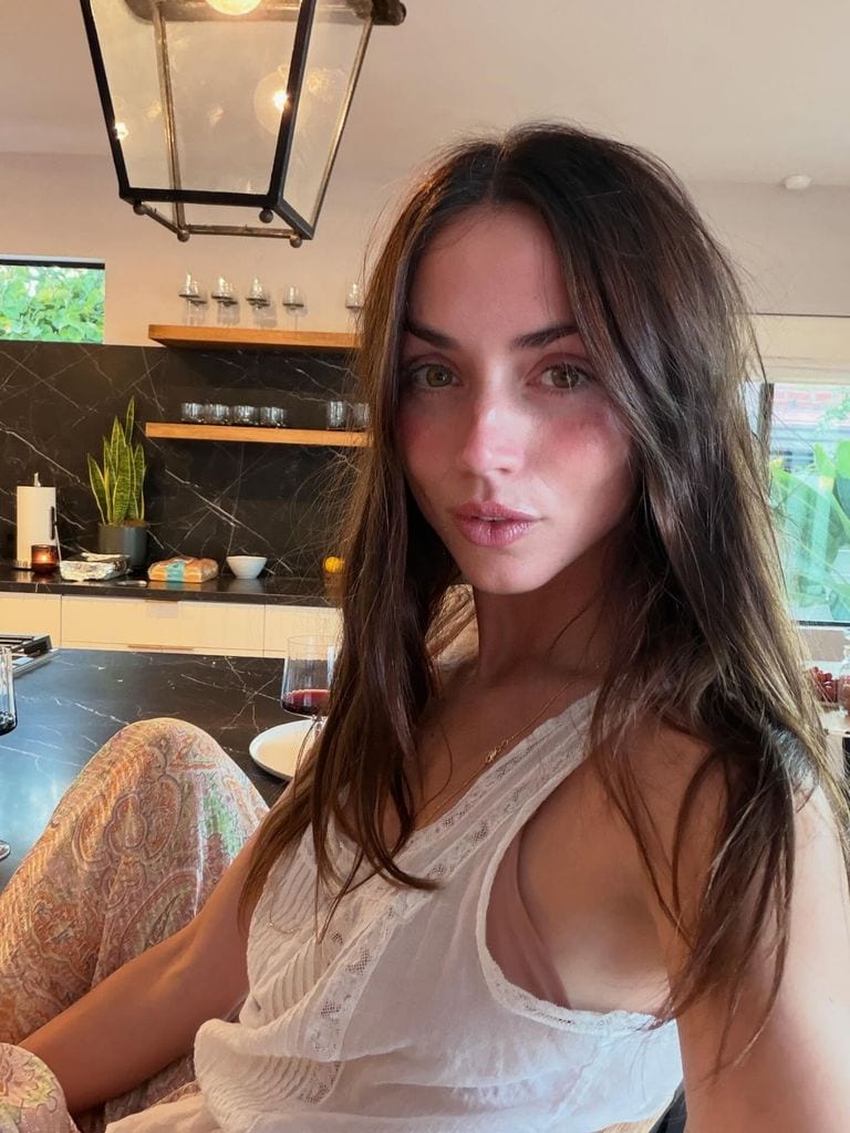 Ana de Armas selfie sin maquillaje Acción de Gracias 2025