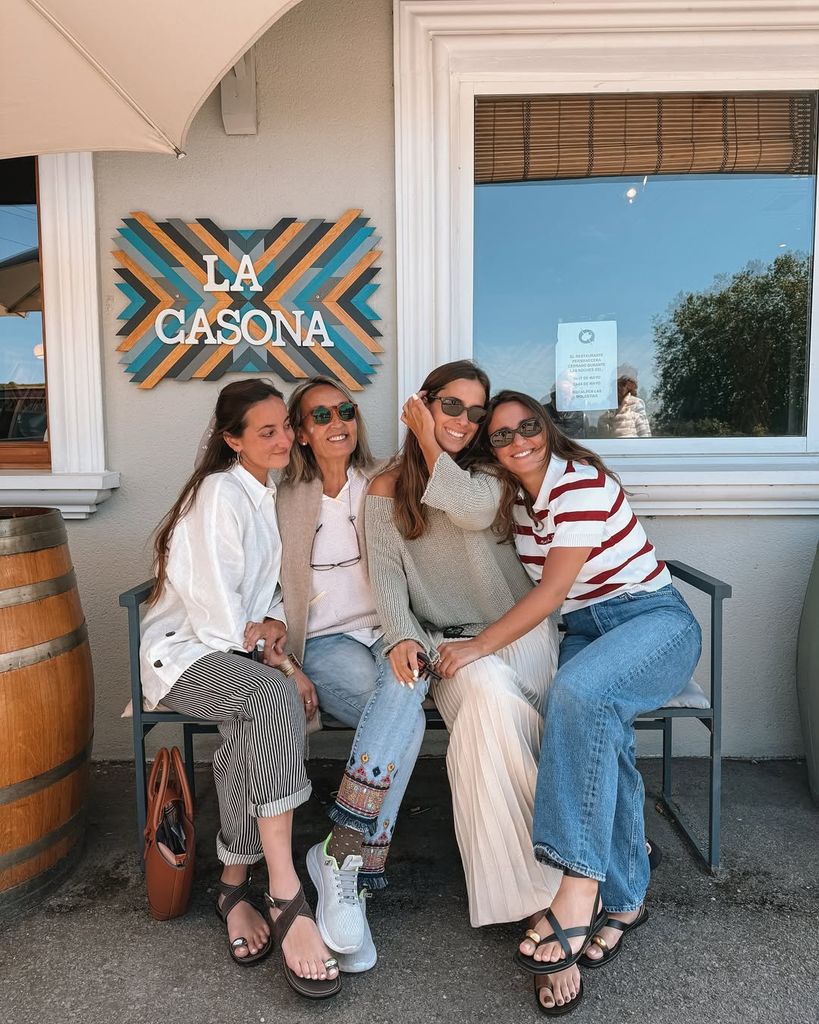En la imagen, Lucía con sus hermanas, Marta y María, y su madre, Teresa Ribó