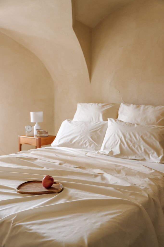 Dormitorio de estética mediterránea serena, con ropa de cama en algodón
