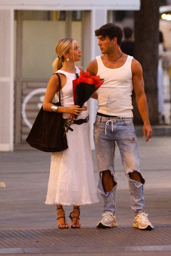 Óscar Casas y Ana Mena de paseo romántico por Madrid el 16 de julio de 2025 