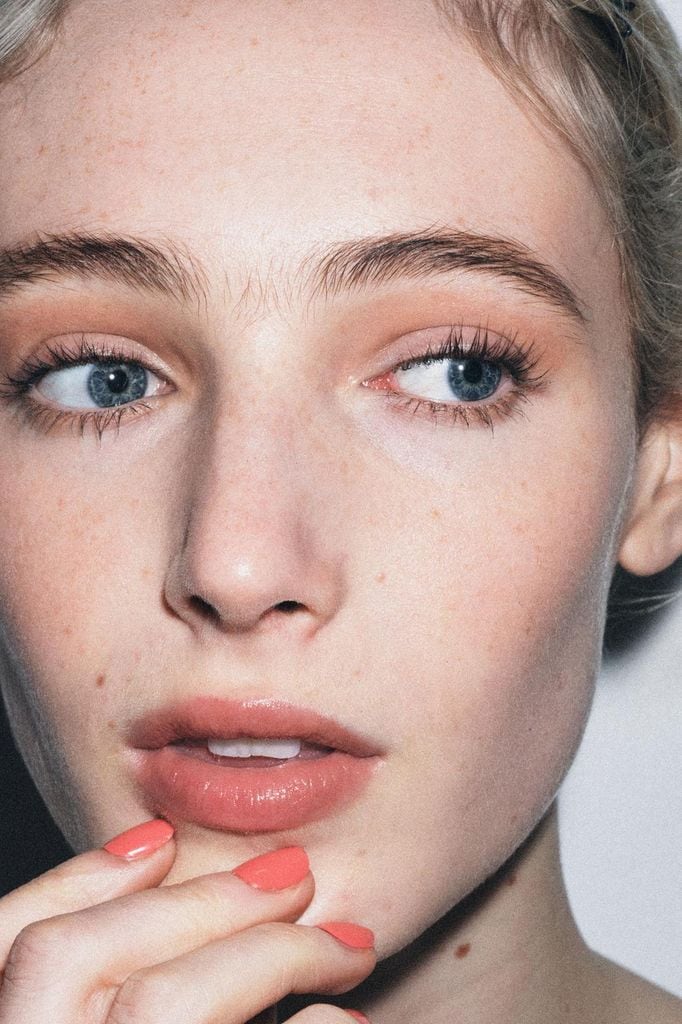 Zara manicura naranja