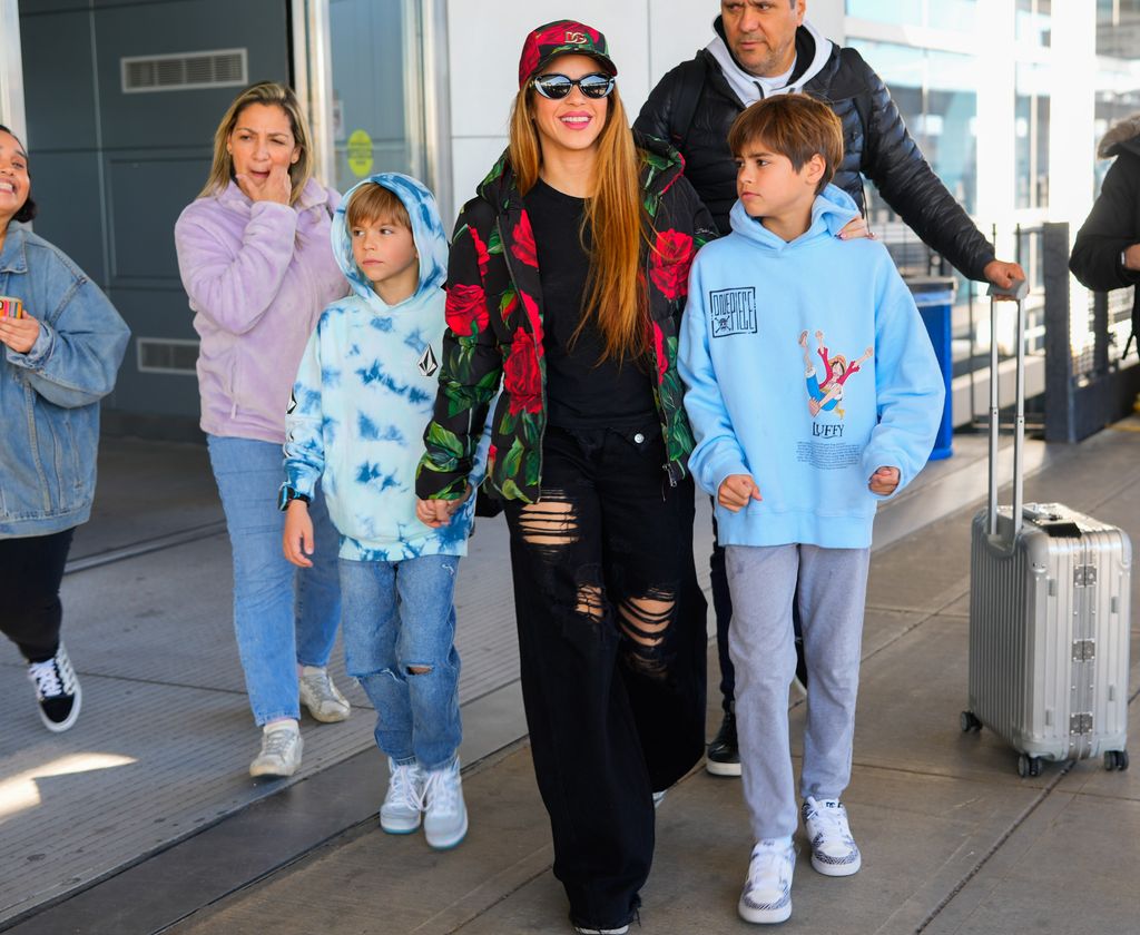 Shakira, en el aeropuerto John F. Kennedy de Nueva York con sus hijos, Milan y Sasha, en una imagen de archivo