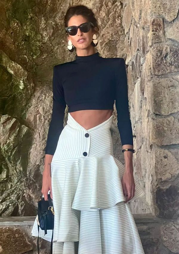 Inés Domecq deslumbra en México con un look de invitada bicolor y andaluz
