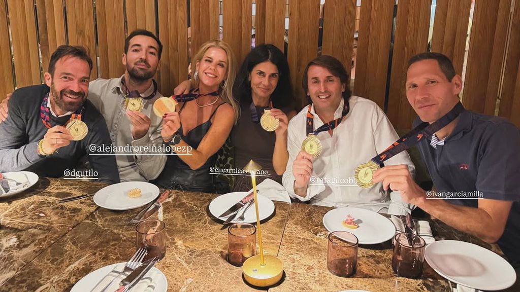 Amelia Bono y sus amigos, con las medallas colgadas tras participar en la maratón de Nueva York