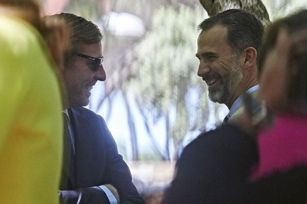 Don Felipe, muy elegante, estuvo muy cariñoso con sus familiares con quienes habló distendidamente entre risas y gestos afectuosos
