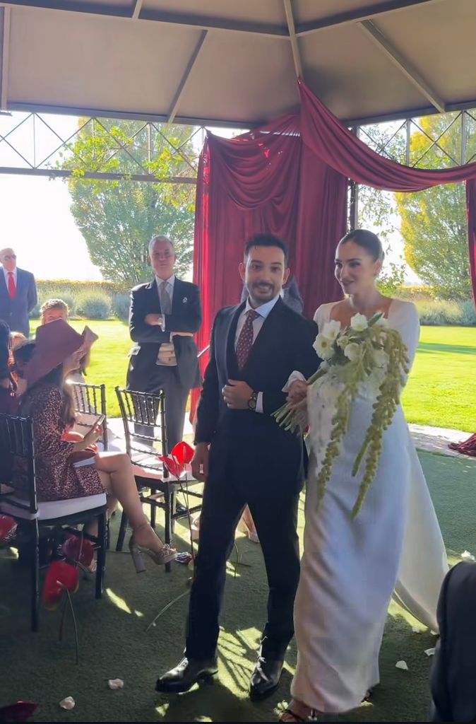 Andrea Duro hace su entrada en la ceremonia con un vestido de Baro Lucas