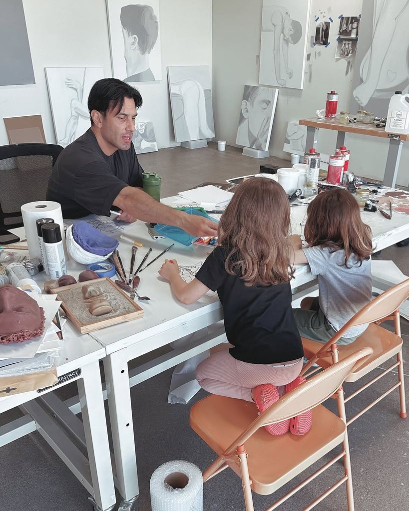Jwan Yosef con sus hijos en clases de arte.