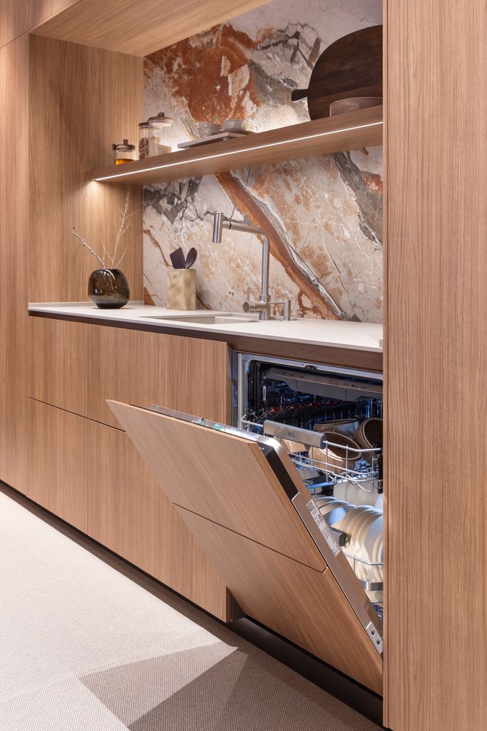 Cocina con muebles de madera y pared con porcelánco efecto mármol