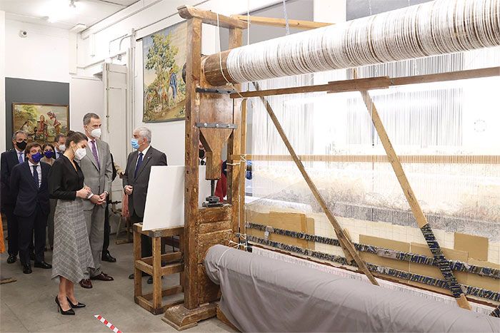 Los Reyes visitan la Real Fábrica de Tapices con motivo de su 300 aniversario