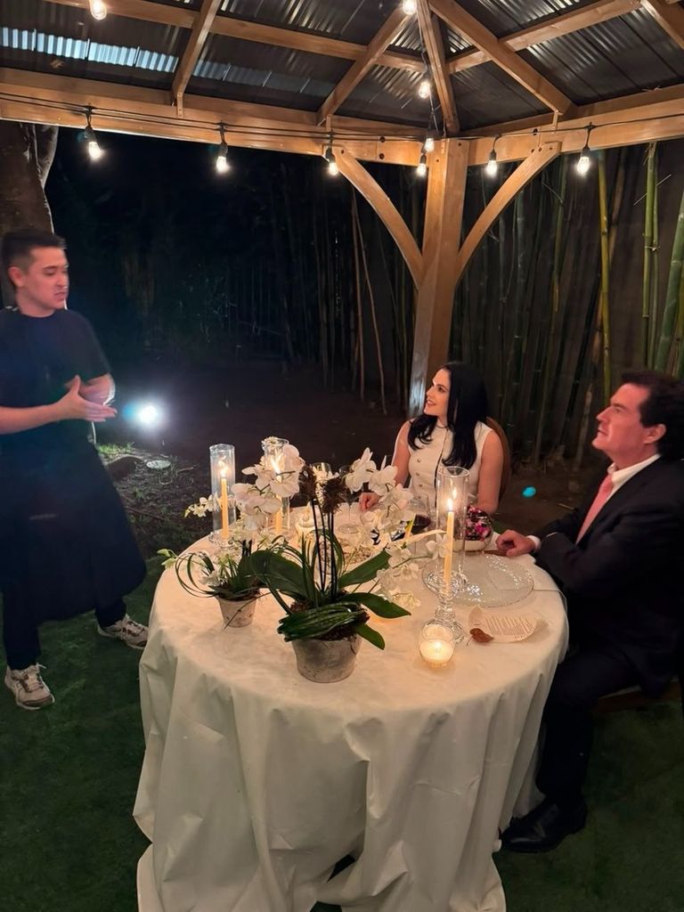 La feliz pareja vivió una noche inolvidable bajo luces tenues.