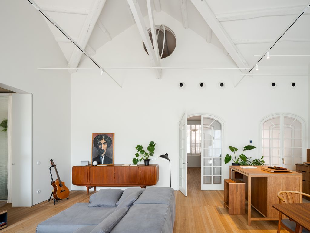 Salón, comedor y cocina de una vivienda de 1929 con techos altos, casi infinitos