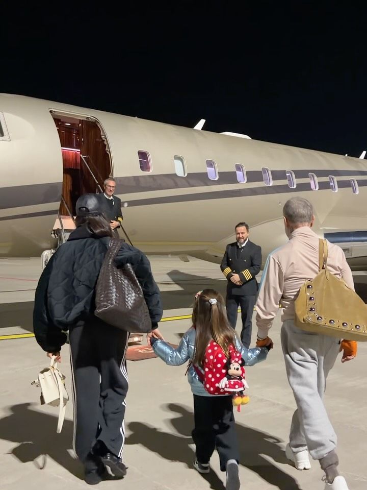 Blu subió emocionada al avión junto a mamá y papá