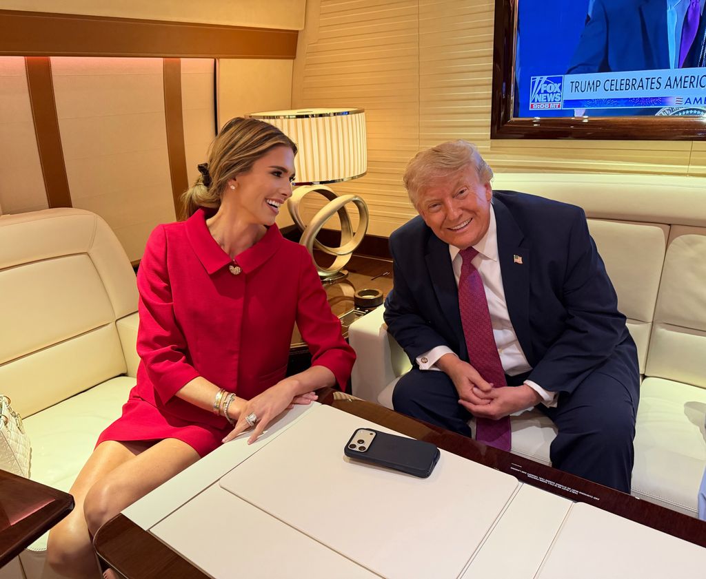 Bettina junto a su suegro, Donald Trump, en el Air Force One