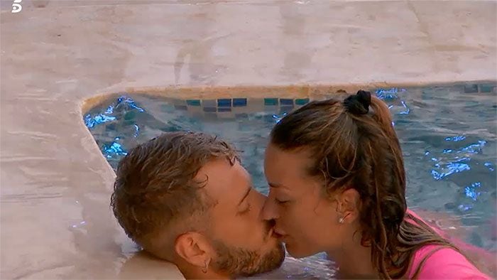 Mayka y Óscar besándose en La isla de las tentaciones 2