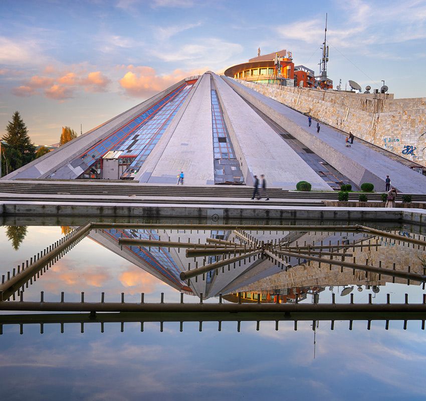 Piramide de Tirana, Albania