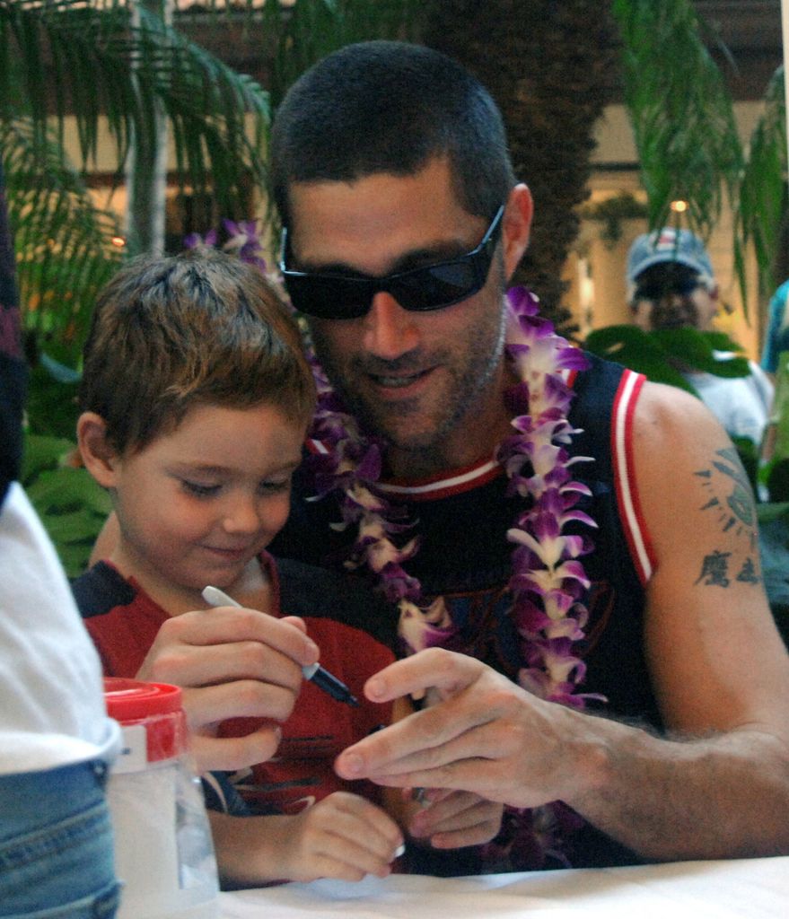 Matthew Fox con su hijo Byron, de 2 años, durante el rodaje de Perdidos en Honolulu