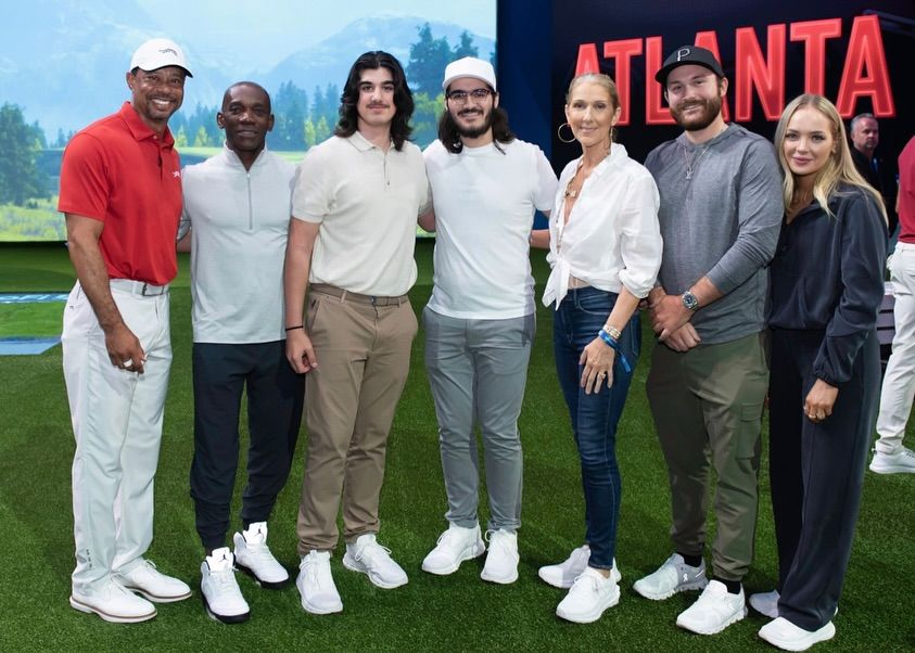 Celine y sus tres hijos posan con Tiger en el torneo de golf TGL