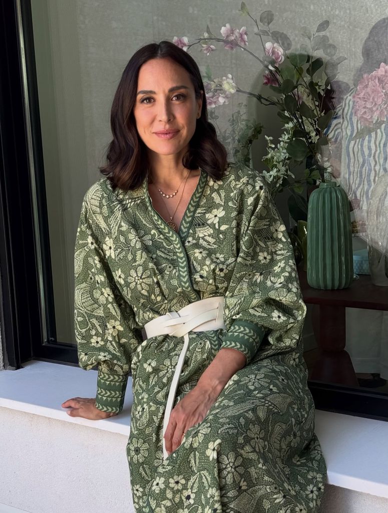 Tamara Falcó con kimono verde de flores y cinturón blanco