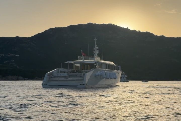 A mediados de julio, la familia bautizó el yate como el 'Genie Blu'