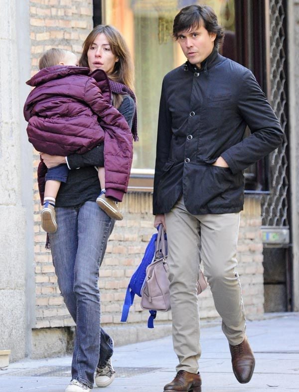 Una imagen de archivo de Inés y Cristian, cuya separación está siendo complicada, paseando con su hijo