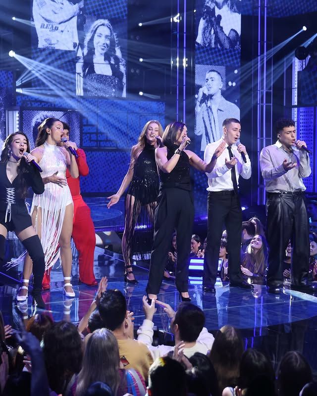 Chenoa cantando con los concursantes