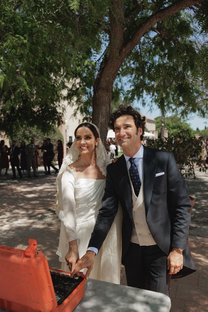 Los novios celebrando entre humo y pirotecnia de colores