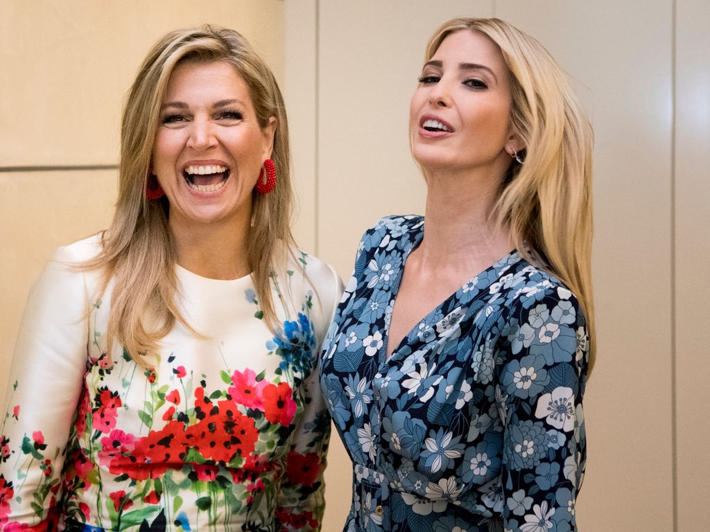 Plano medio de Máxima de Holanda con Ivanka Trump riéndose mientras posan