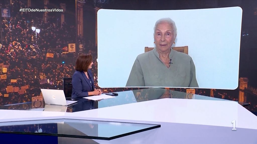 Pepa Bueno, hablando con Ana Isabel Cano, primera mujer corresponsal internacional de TVE