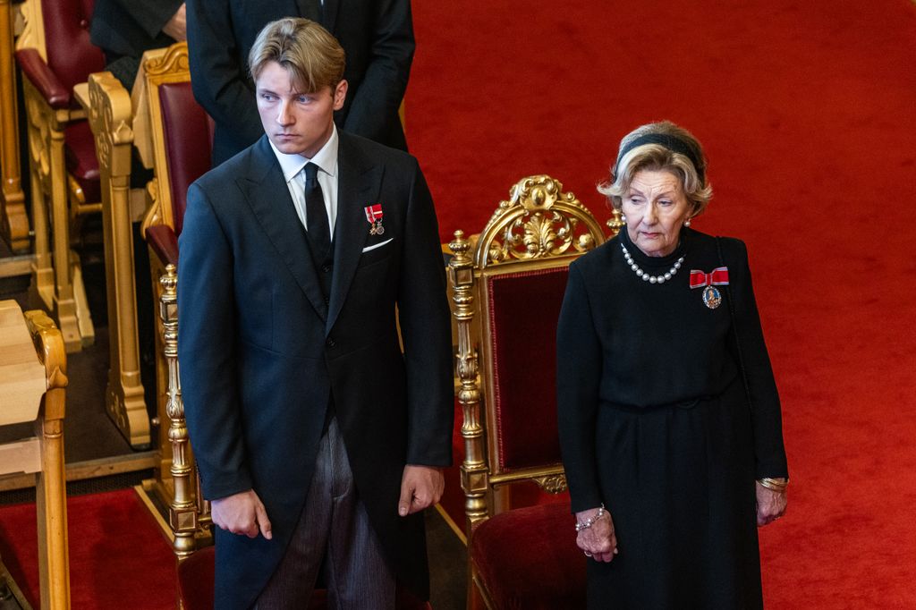 El príncipe Sverre Magnus junto a la reina Sonja en la ceremonia del Parlamento de Noruega, acompañando al rey Haakon VIII en su juramento.