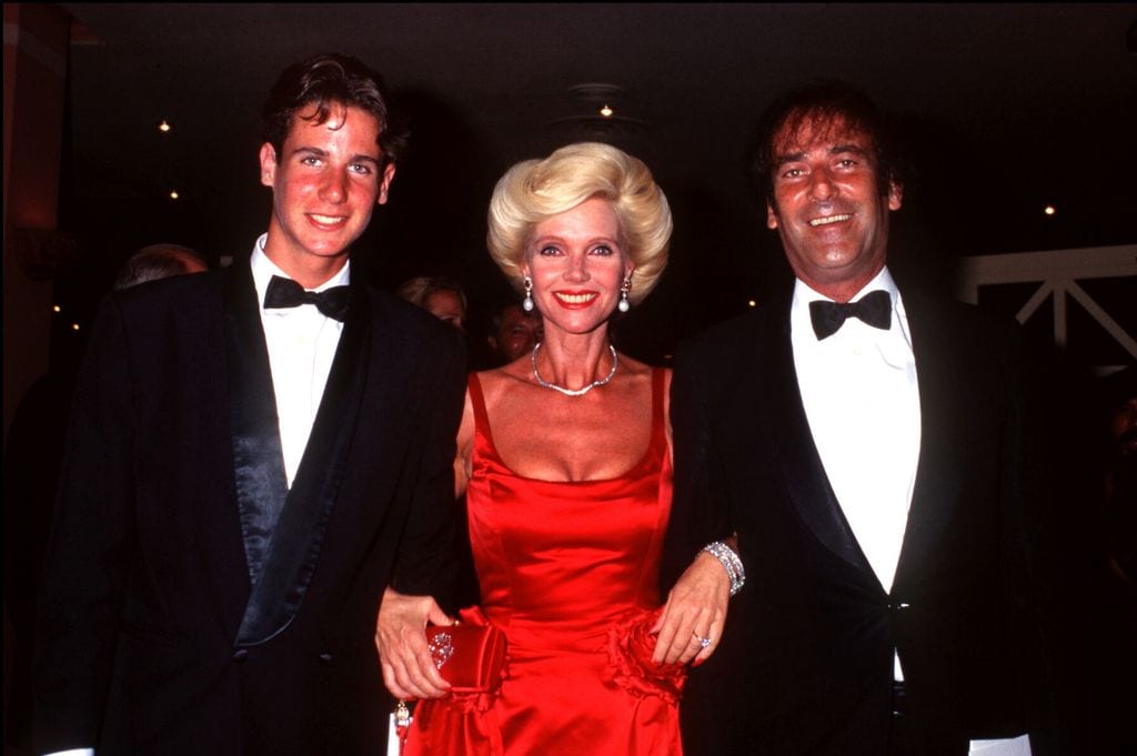 Gunilla Von Bismarck y Luis Ortiz con su hijo en Málaga en agosto de 1996