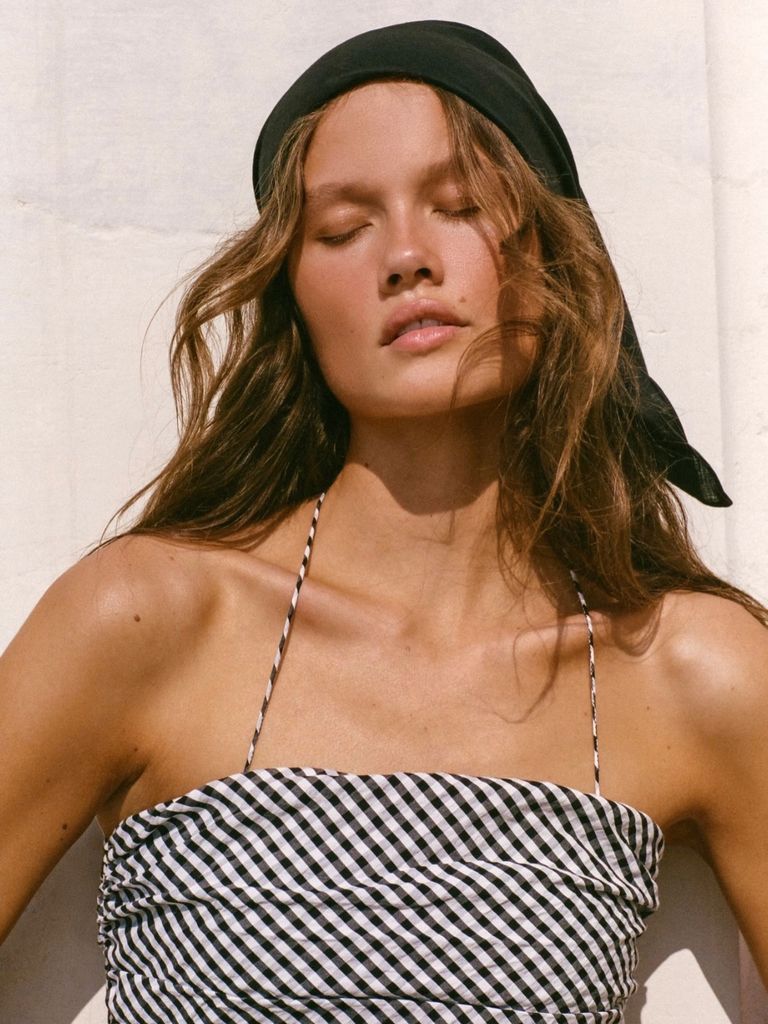 Modelo con top de cuadros y bandana en el cuello