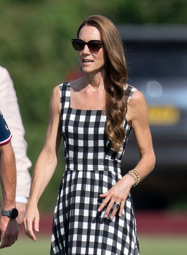 La princesa de Gales completó su look veraniego con joyas cargadas de significado, entre ellas una pulsera de la amistad hecha a mano por la princesa Charlotte.