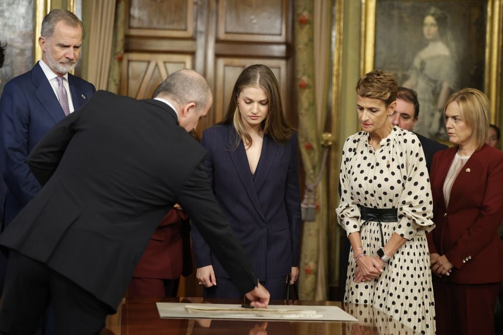 La Princesa Leonor, muy atenta a las explicaciones en el Palacio de Navarra
