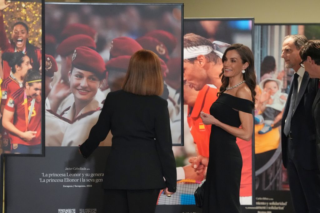 La reina Letizia, muy sonriente al ver la fotografía de Leonor