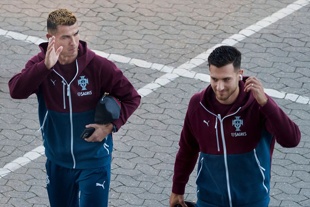 Cristiano Ronaldo y Diogo Dalot antes de que el capitán luso abandonara la concentración con su selección