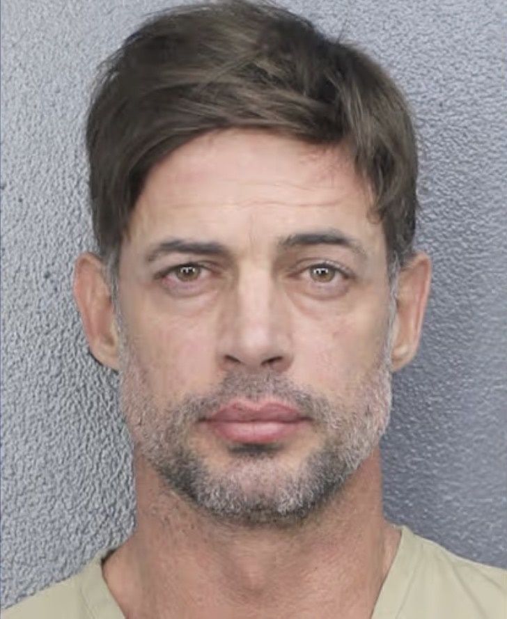 William Levy posa para una foto policial tras ser arrestado en Florida por un cargo de ebriedad y desorden público. 