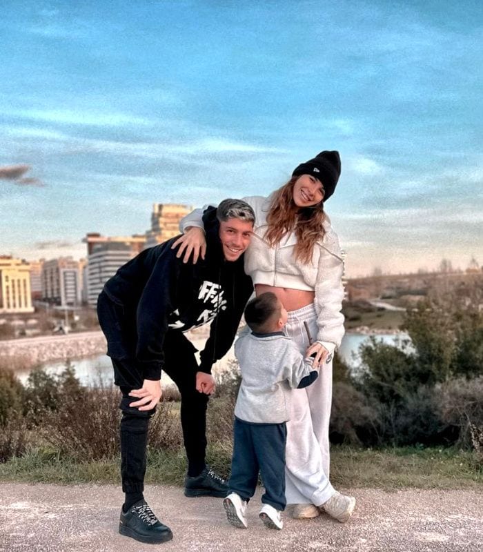Fede Valverde y Mina Bonino junto a su hijo