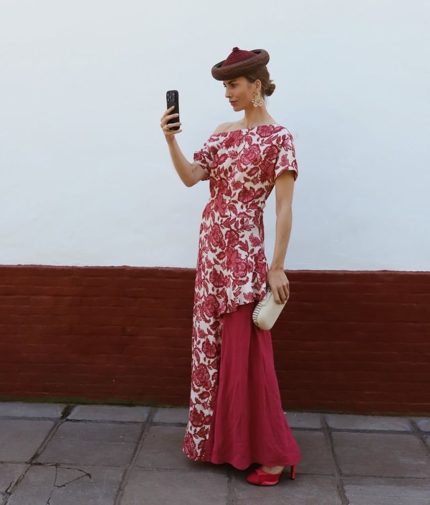 Carmen de la Puerta con look de invitada bicolor de Vogana