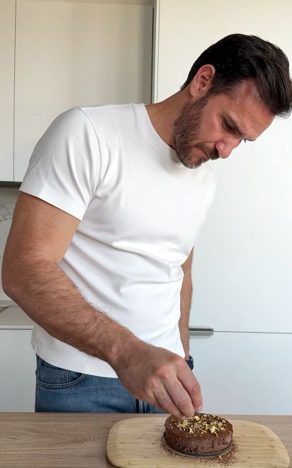 Saúl, coronando su postre con pistacho picado.