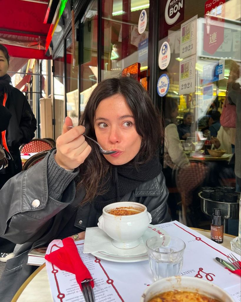 Plano medio de Anna Castillo en una terraza de restaurante tomando un postre