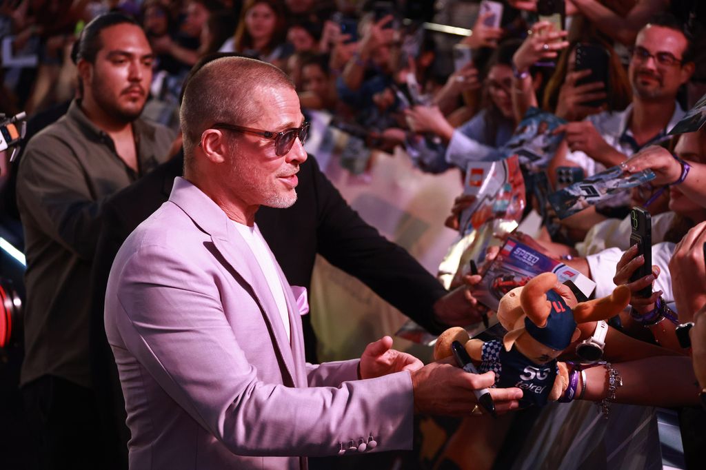 Brad Pitt con sus fans mexicanos en la premiere de 'F1: La película'