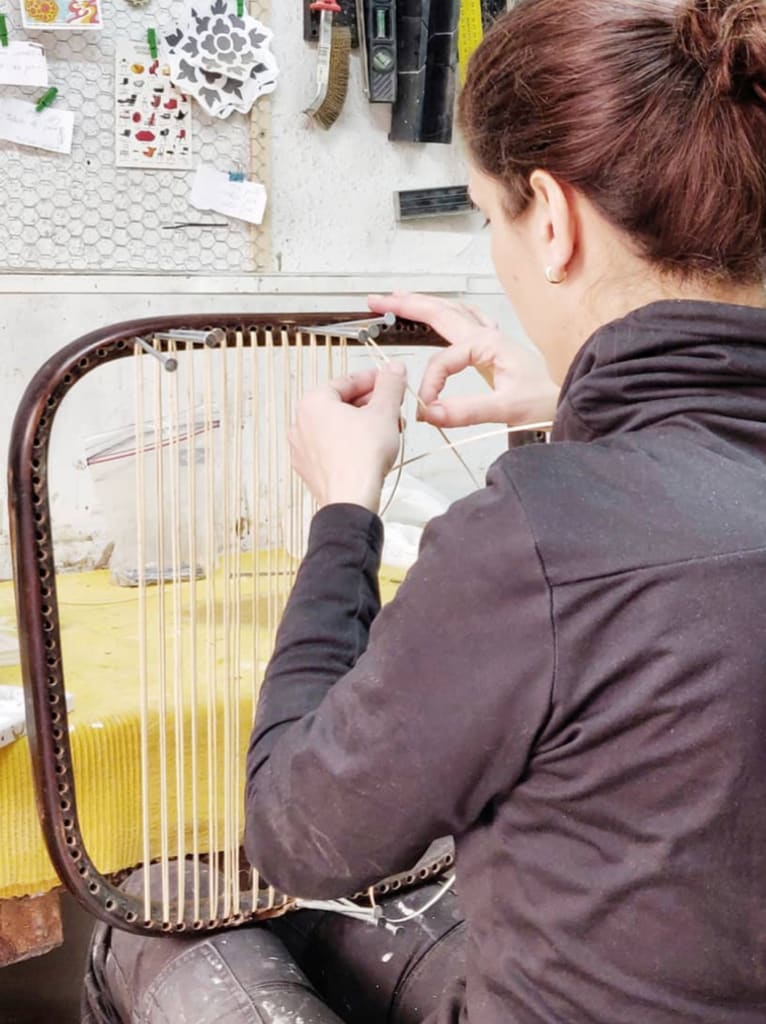 Mujer restaurando un mueble. 